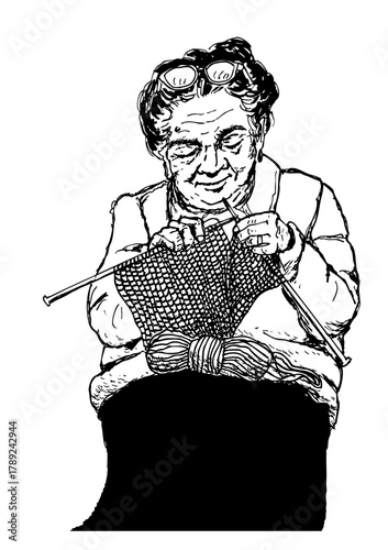 Anciana italiana tejiendo con lente y rodete