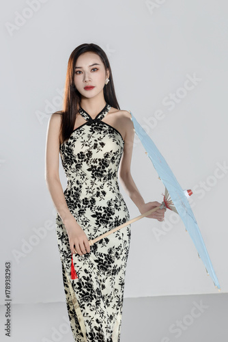 Sexy cheongsam, high heels, elegant beauty