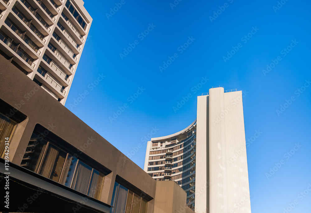 Obraz premium Canberra CBD, also called Civic, is the city’s main hub with shops, offices, cafes, and entertainment. It’s near Lake Burley Griffin and hosts events showing Canberra’s vibrant lifestyle.