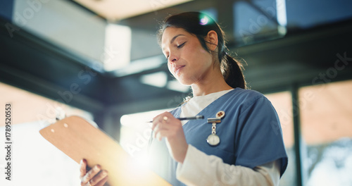 Foto Doctor, woman and reading with clipboard in clinic, medical record and writing instructions for care plan