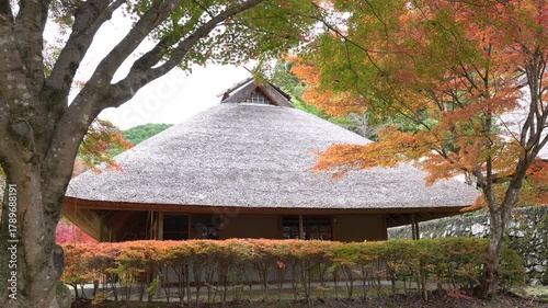 日本の秋の映像　カラフルな紅葉と茅葺屋根の日本家屋