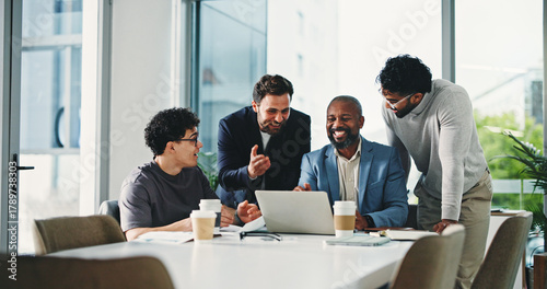 Fotografi Excited, people and meeting with laptop in office for good news, promotion email and story funding