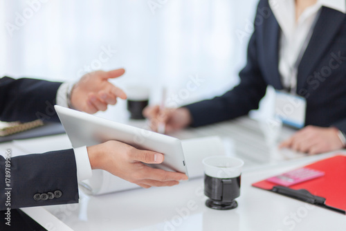 資料を見せて打ち合わせをするビジネスマンとビジネスウーマン 