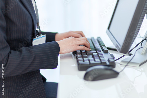 パソコンで作業をするビジネスウーマン 