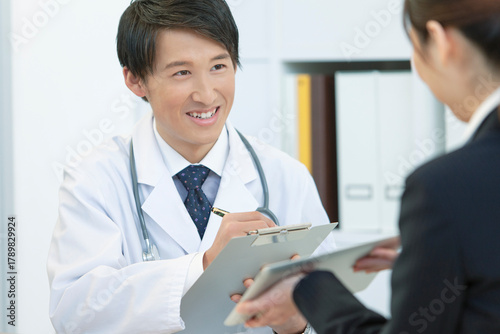 打ち合わせをする医師とビジネスウーマン 