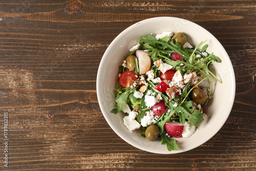 Fresh mediterranean salad w...