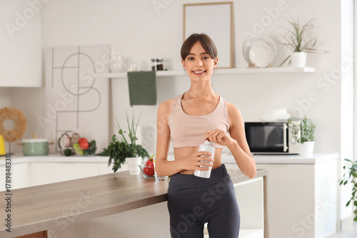 Young woman in sportswear h...