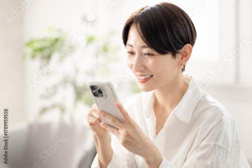 スマホを持つ女性