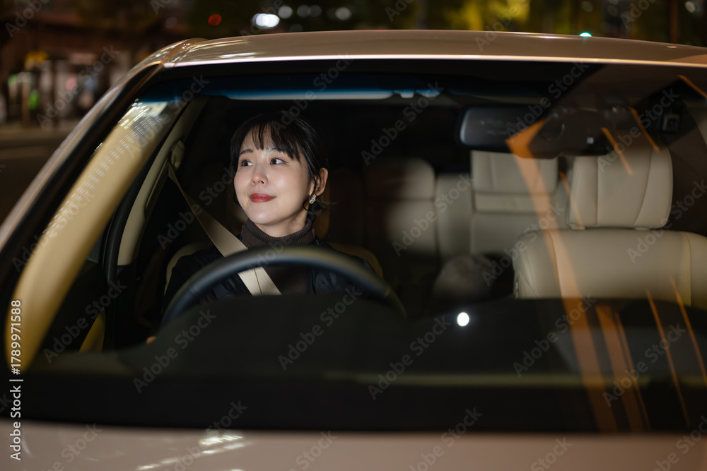 © Peak River - 車を運転する女性