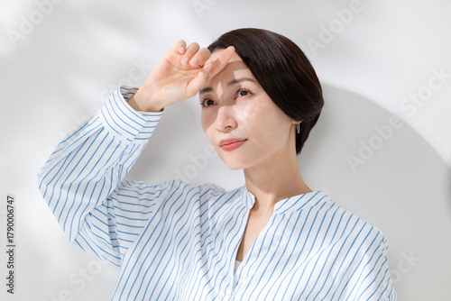 日差しを浴びる女性