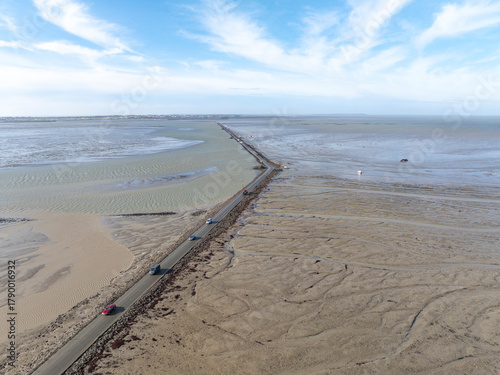 Obraz na plátně Vehicule sur une route submersible, Le passage du Gois de l'ile de Noirmoutier à