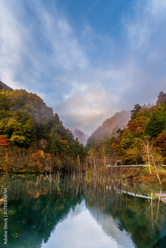 Fototapeta premium 夜明け前の自然湖の水面に映る紅葉