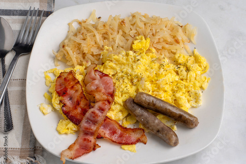 Valokuva scramble eggs  with bacon  and  shredded hash browns