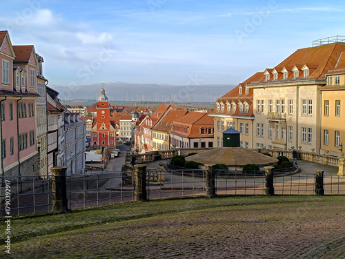 Marktplatz von Gotha in Thüringen mit Rathaus und historischem Brunnen, am Horizont Windräder.