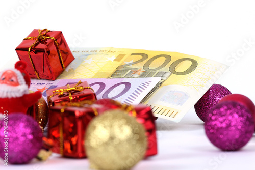 Φωτογραφία Christmas gift packages and euro euro Money