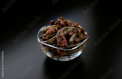 Fotografía Salad of bracken fern with spices on a beautiful black background