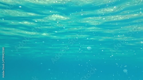 Serene underwater drift captures mesmerizing oceanic current patterns