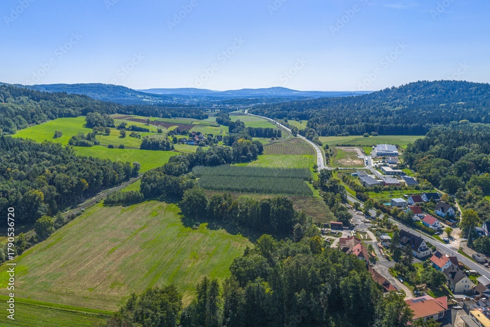 Naklejka premium Ausblick auf Simmelsdorf im Tal der Schnaittach im Nürnberger Land in Nordbayern