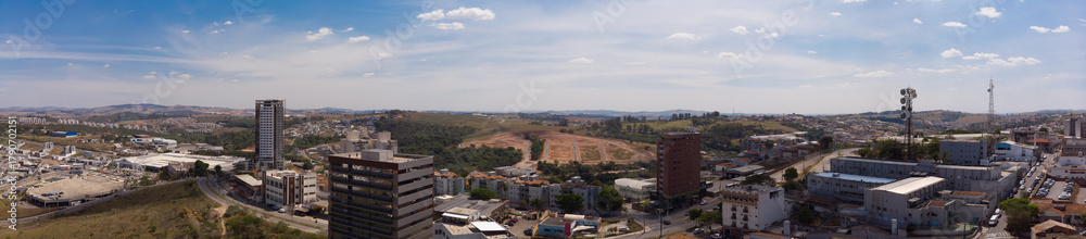 Fototapeta premium Varginha, Minas Gerais, Brasil: Vista aérea panorâmica da cidade.
