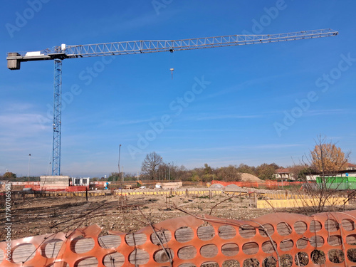 Lavori in corso nel cantiere edile in città in estate - costruire un nuovo condominio	