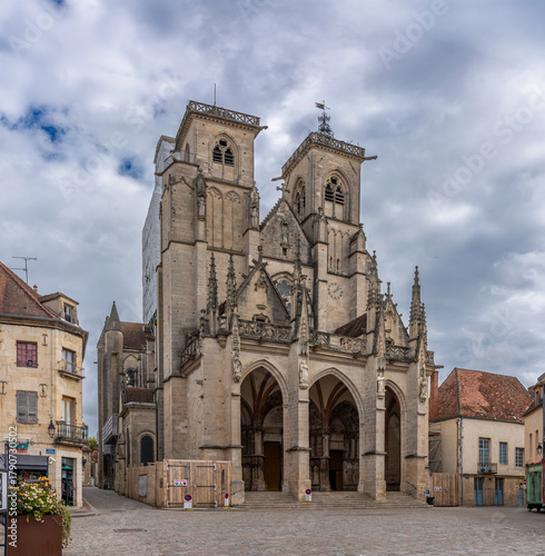 Fototapeta Semur-En-Auxois, France - 10 21 2025: View outside Collegiate Church of Notre-Da