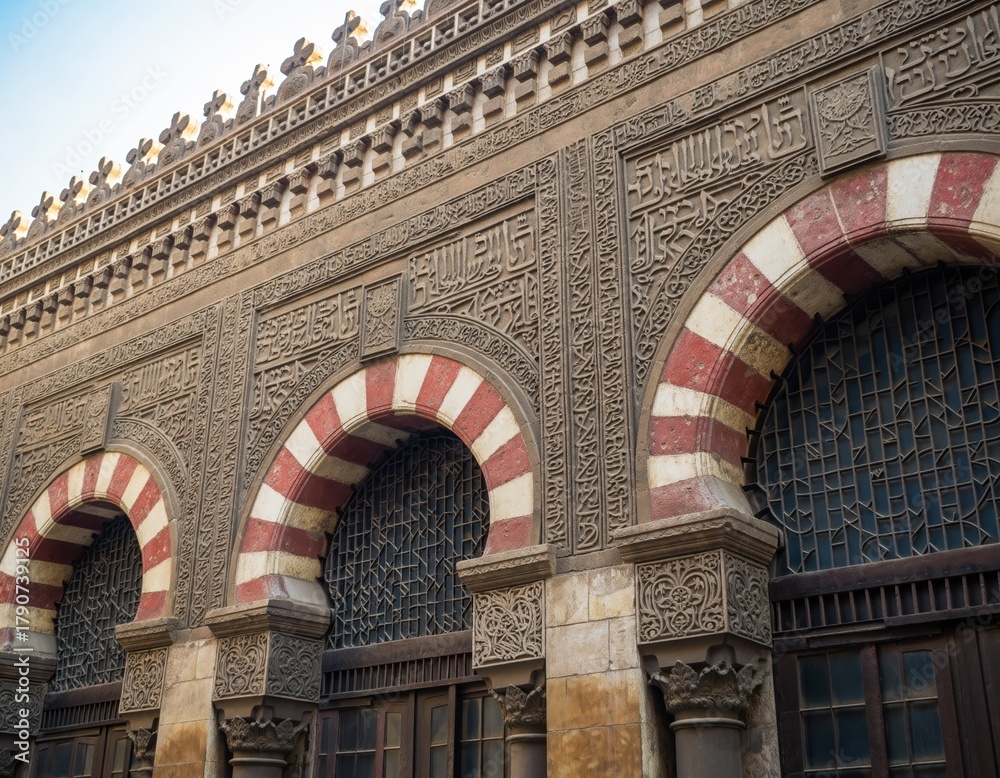 Obraz premium Intricate Architectural Design on Historic Building Facade in Cairo