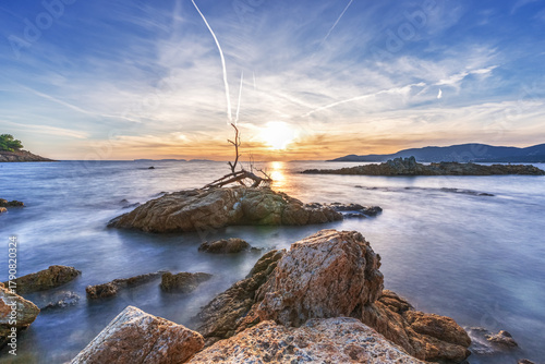 Fototapeta Naklejka Na Ścianę i Meble -  sunset over the sea at la croix valmer