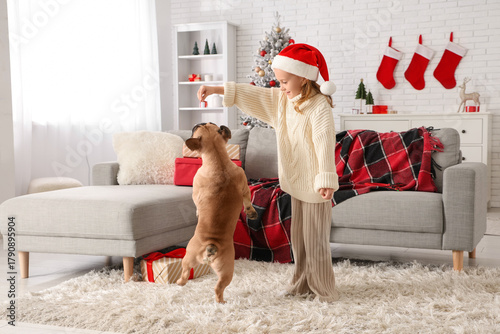 Cute little girl in Christm...