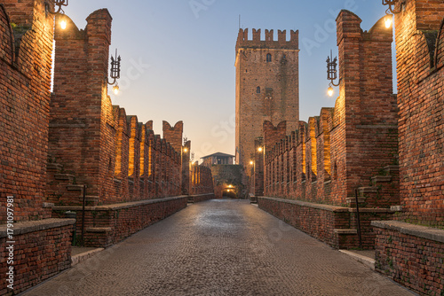 Fototapeta Naklejka Na Ścianę i Meble -  Castelvecchio Bridge over the Adige River in Verona, Italy at dawn. 1065