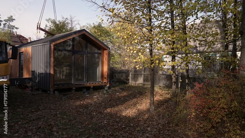 The modular house is already installed on the foundation.
