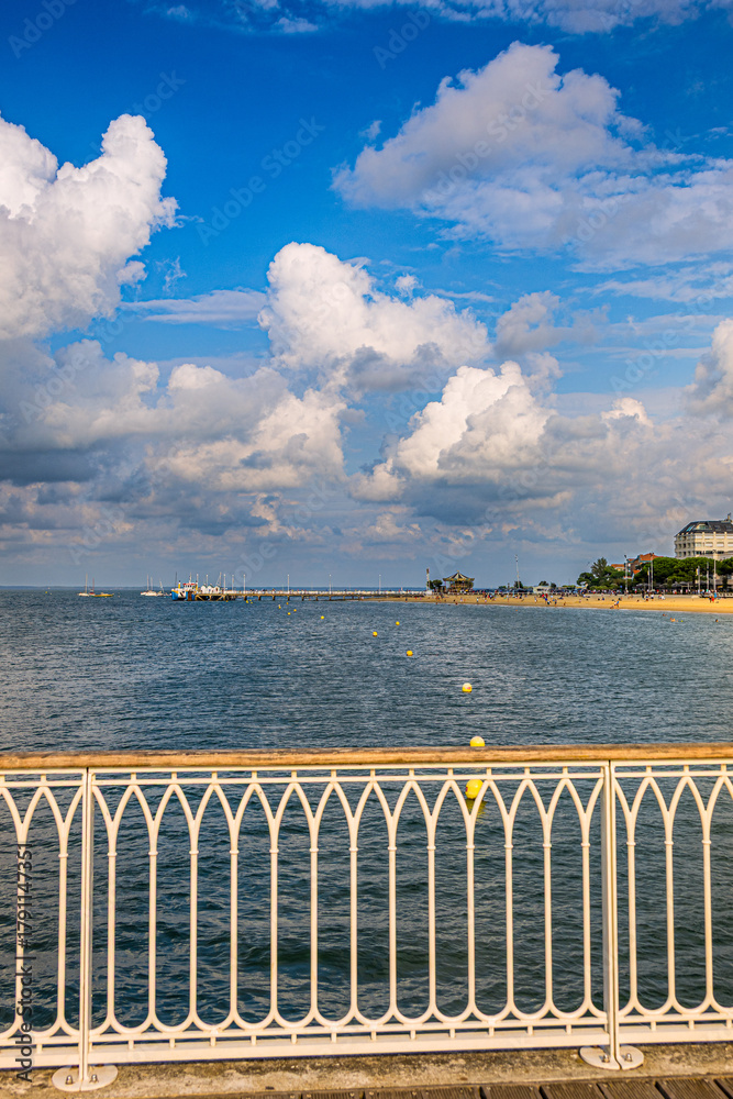 Fototapeta premium Promenade sur la Jetée Thiers de la station balnéaire d’Arcachon en France