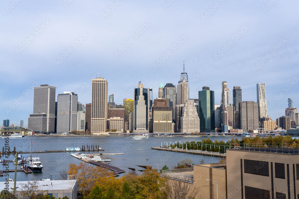 Obraz premium The Financial District in Manhattan Seen From Brooklyn Heights With Tall Skyscrapers