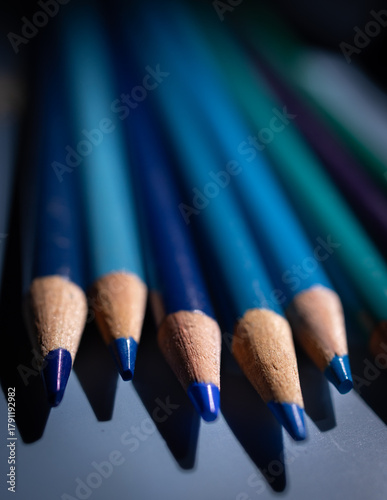 Crayons bleus en gros plan, mine, intérieur, vertical