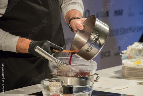 Foto Melting chocolate using a double boiler technique in a modern kitchen