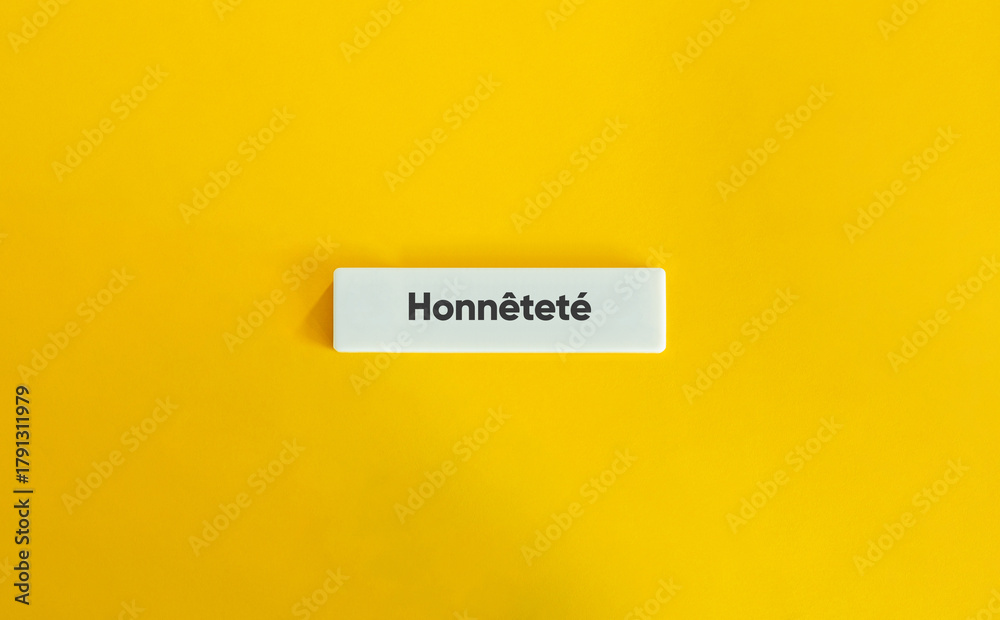 Fototapeta premium Bannière minimaliste avec le mot honnêteté sur fond jaune