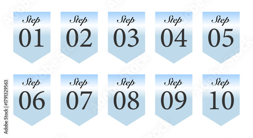 淡いスカイブルーの旗型のシンプルなステップバッジセット（10段階・フラットデザイン）