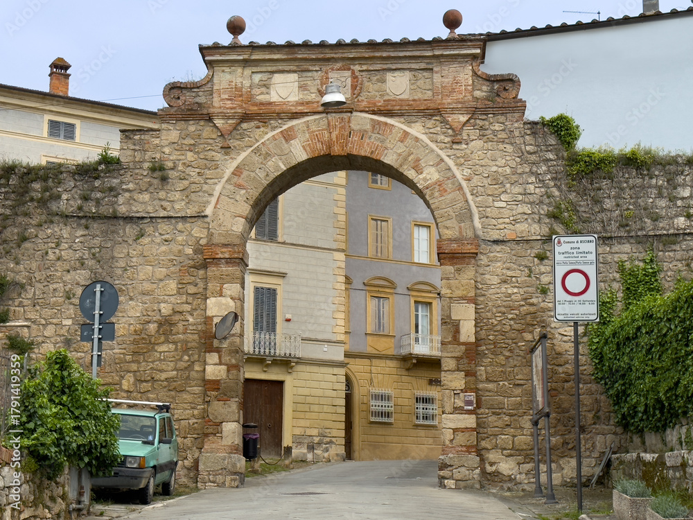 Obraz premium Historic Porta dei Bianchi Medieval Gate Asciano Siena Italy