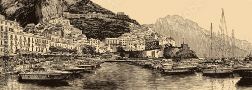 Eine historische Ansicht der Küstenstadt mit Booten im Hafen und den Bergen im Hintergrund in Sepia-Tönen.