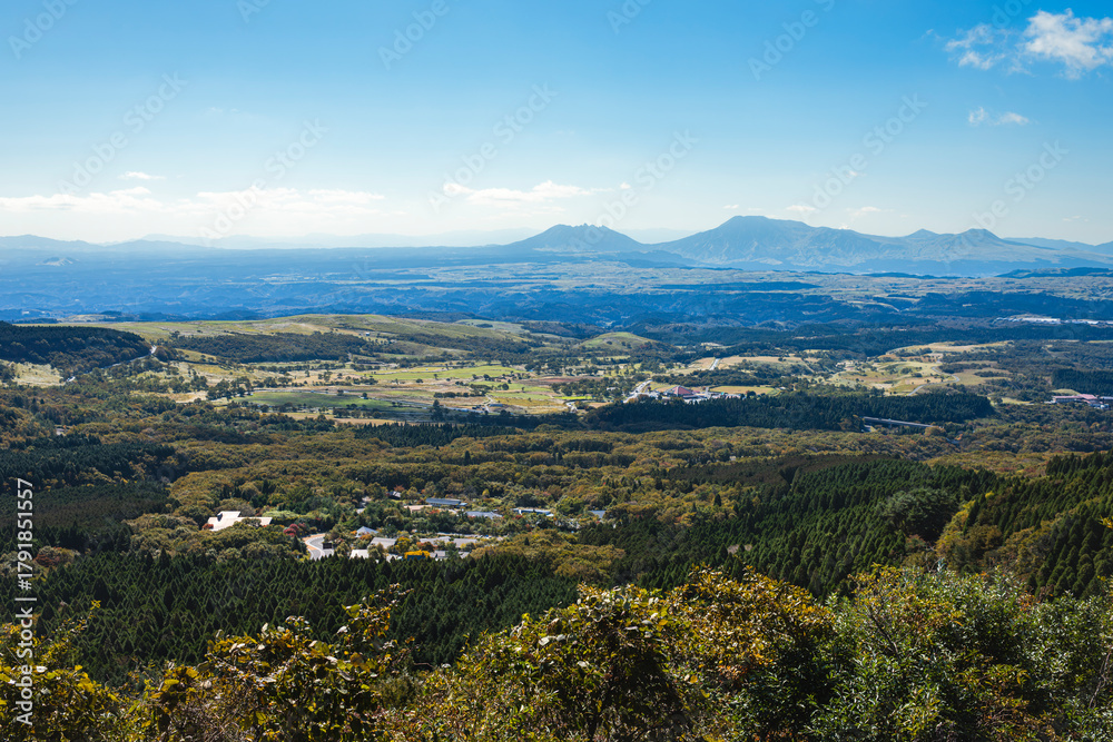 Obraz premium 飯田高原から望む阿蘇山と外輪山が広がる青空の大パノラマ風景