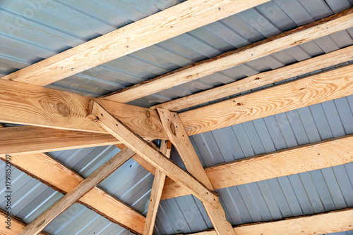 Foto Looking up at the crisscrossed wooden beams that hold up the roof over your head
