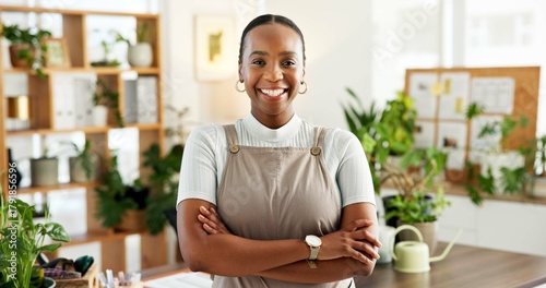 Papier peint Portrait, woman and florist in office with arms crossed, sustainable business or eco friendly project