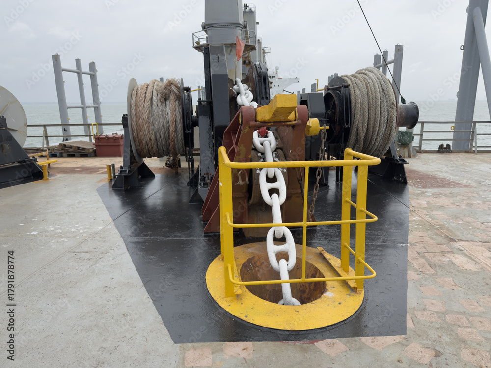 Ταπετσαρία Forward mooring station of cargo ship showing windlass, mooring winches, ropes, and anchor chain