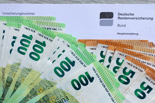 Offizieller Brief der Deutschen Rentenversicherung mit 50 und 100 Euro Scheinen