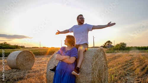 Φωτογραφία Sunset-drenched fields cradle carefree laughter, with a Caucasian couple embodyi