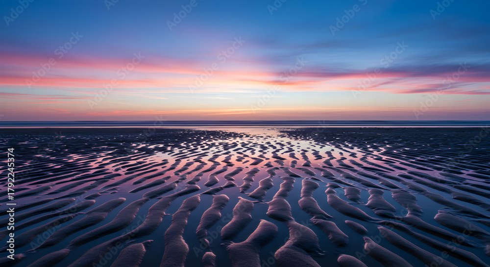 Obraz premium Beach at dusk wet sand pink sky horizon line low tide