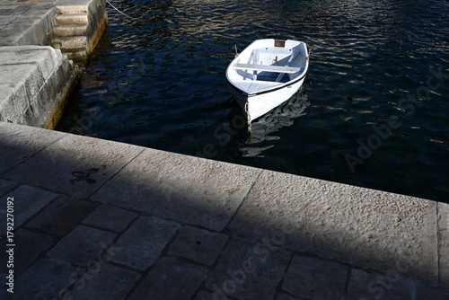 Fototapeta Naklejka Na Ścianę i Meble -  White boat in the bay. Pier in a Mediterranean village,