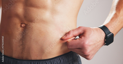 Fotografía Fitness, pinch abdomen or hand with body fat check, skin fold test or measure stomach slimming for progress