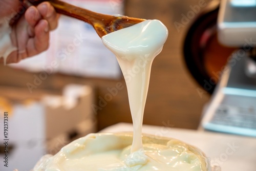 Queijo em tábua derretido, com colher