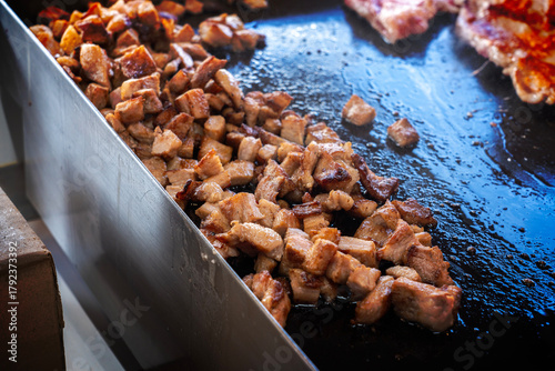 carne de porco a ser cozinhado na chapa