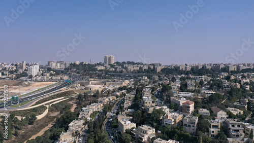 Fotografie Aerial view of Ramat Eshkol and French Hill Jerusalem

A panoramic hillside view of northern Jerusalem neighborhoods with main roads and dense urban buildings
